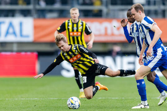 Häckens Pontus Dahbo i en kamp mot IFK Göteborgs Malick