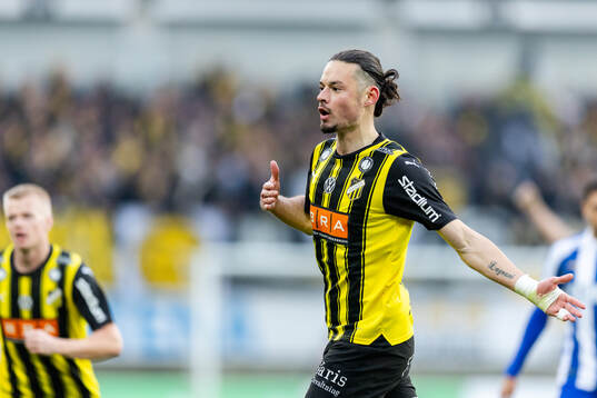 Häckens Amor Layouni jublar