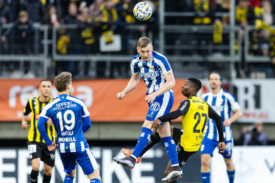 IFK Göteborgs Sebastian Ohlsson och Häckens Akoua Romeo