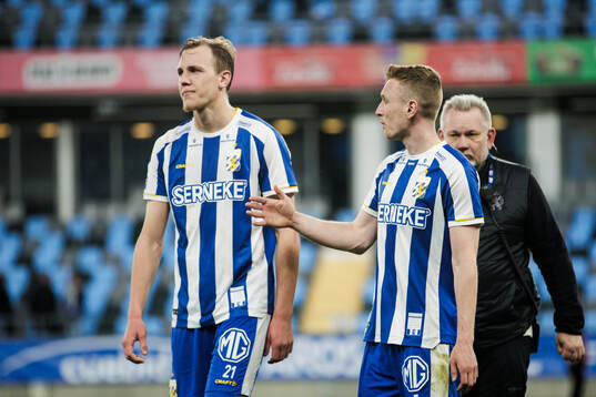 IFK Göteborgs Adam Carlén och Sebastian Ohlsson deppar