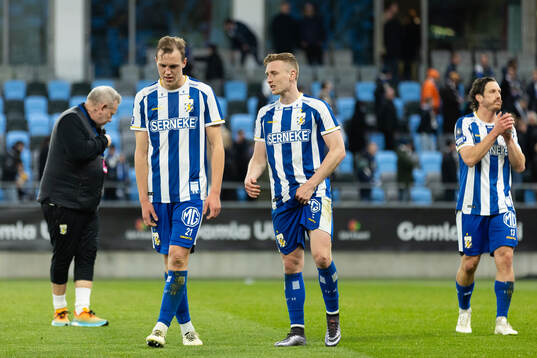 IFK Göteborgs Adam Carlén och Sebastian Ohlsson deppar