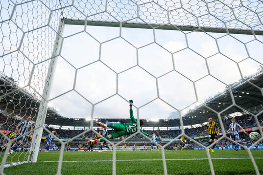 Häckens Amor Layouni skjuter 0-1 i mål bakom IFK
