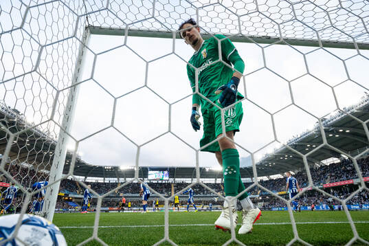 IFK Göteborgs målvakt Elis Bishesari deppar