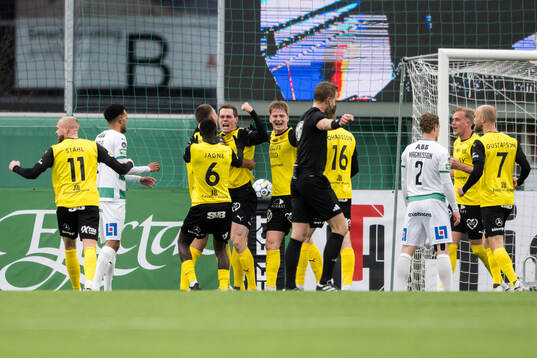 Mjällbys Jacob Bergström jublar med lagkamrater