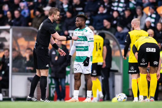 Domare Glenn Nyberg och Västerås Henry Offia