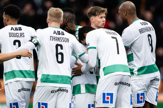 Västerås Henry Offia jublar med lagkamrater