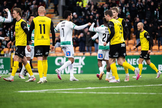 Västerås Henry Offia jublar med lagkamrater