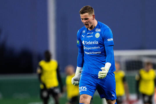 Västerås målvakt Johan Brattberg jublar
