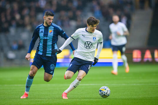 Djurgårdens Besard Sabovic och Malmö FFs Oliver Berg