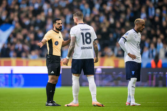 Domare Mohammed Al-Hakim diskuterar med Malmö FFs Pontus