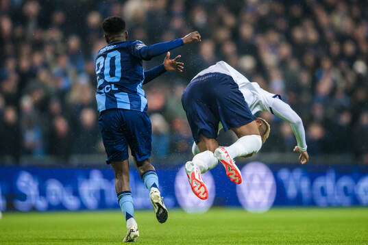 Djurgårdens Tokmac Nguen trycker till Malmö FFs Derek