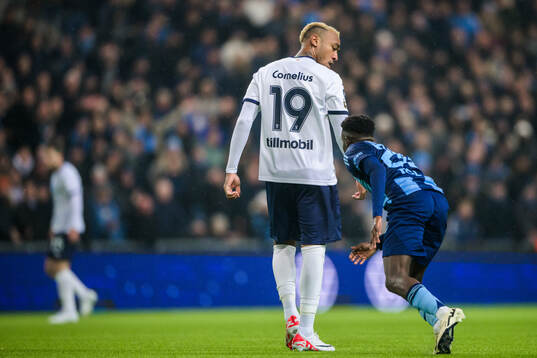 Djurgårdens Tokmac Nguen trycker till Malmö FFs Derek