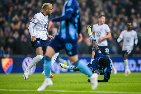 Malmö FFs Derek Cornelius och Djurgårdens Tokmac Nguen