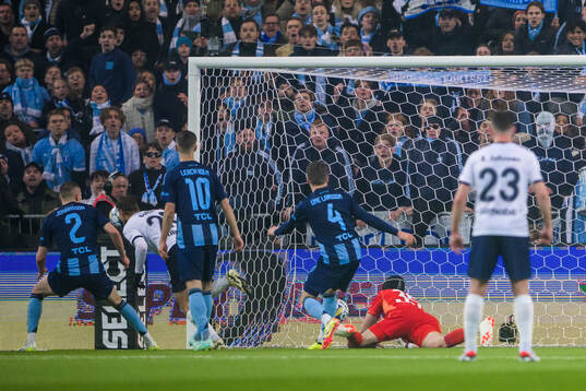 Malmö FFs Erik Botheim gör 0-1 bakom Djurgårdens