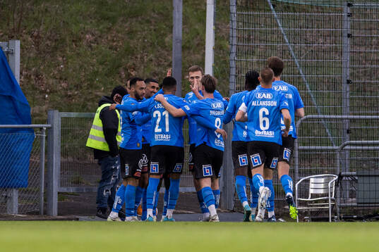 Halmstads Naeem Mohammed jublar med lagkamrater