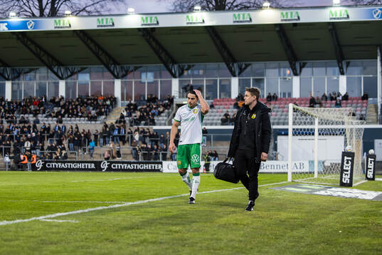 Hammarbys Jusef Erabi lämnar plan