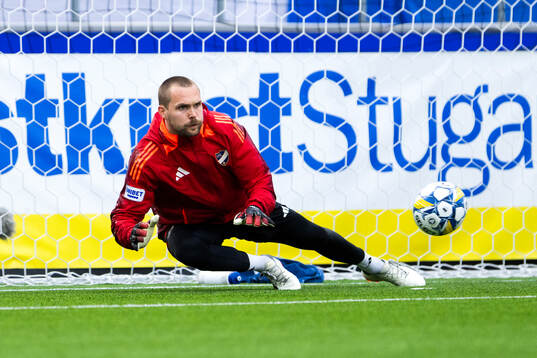 IFK Norrköpings målvakt Oscar Jansson på uppvärmningen