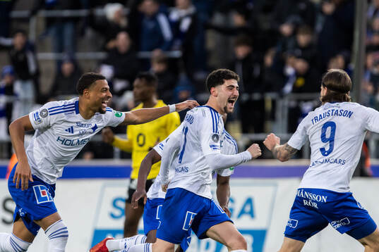 IFK Norrköpings Ismet Lushaku jublarmed lagkamrater