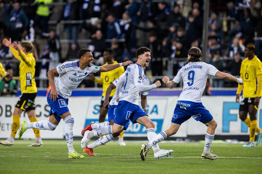 IFK Norrköpings Ismet Lushaku jublarmed lagkamrater