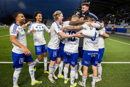 IFK Norrköpings Arnor Traustason jublar med lagkamrater