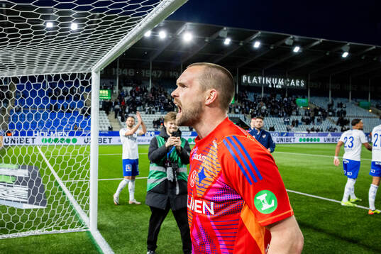 IFK Norrköpings målvakt Oscar Jansson jublar