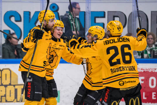 Skellefteås Arvid Lundberg och Zeb Forsfjäll jublar