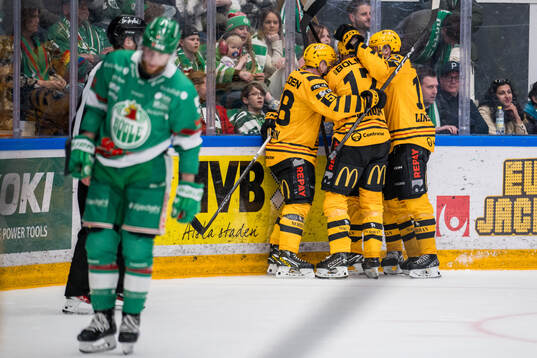 Skellefteås Max Lindholm jublar med lagkamrater