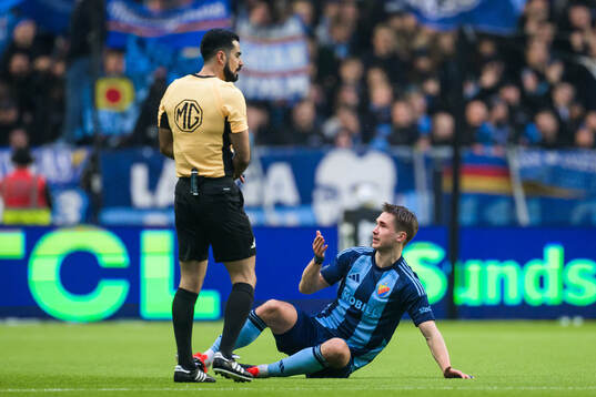 Domare Mohammed Al-Hakim bredvid Djurgårdens Miro Tenho