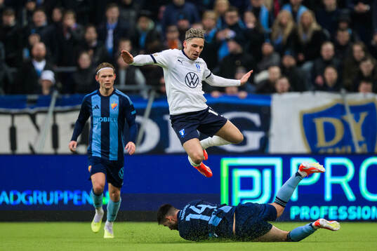 Malmö FFs Jens Stryger Larsen och Djurgårdens Besard