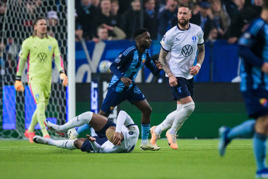 Djurgårdens Tokmac Nguen trycker till Malmö FFs Derek