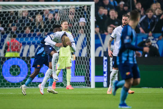 Djurgårdens Tokmac Nguen trycker till Malmö FFs Derek