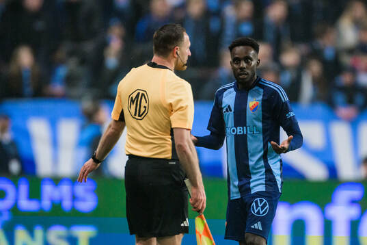 Djurgårdens Tokmac Nguen lämnar planen