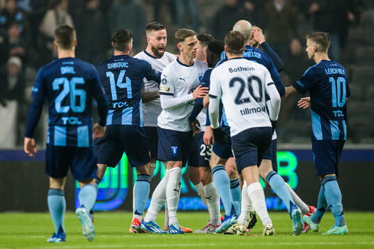 Malmö FFs Pontus Jansson i gruff med Djurgårdens Tokmac