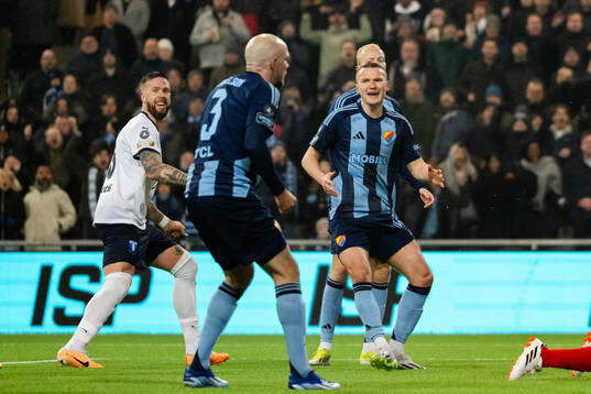 Malmö FFs Pontus Jansson jublar samtidigt som Djurgårdens