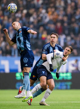 Malmö FFs Erik Botheim i en kamp mot Djurgårdens Piotr