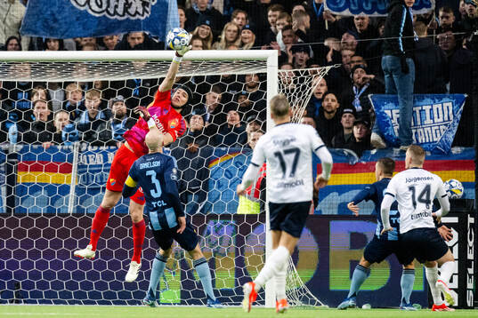 Djurgårdens målvakt Jacob Widell Zetterström med en
