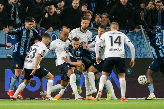 Djurgårdens Haris Radetinac i en kamp mot Malmö FFs Derek