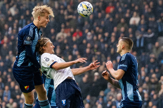 Malmö FFs Sebastian Nanasi i en kamp mot Djurgårdens