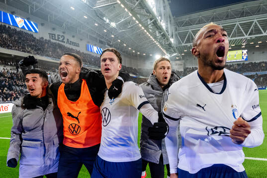 Malmö FFs spelare jublar med Erik Botheim