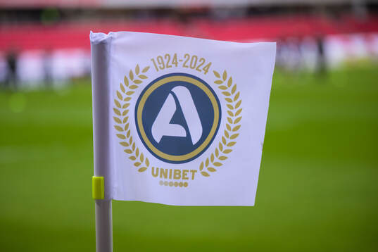 En hörnflagga med Allsvenskans och Unibets logotyp