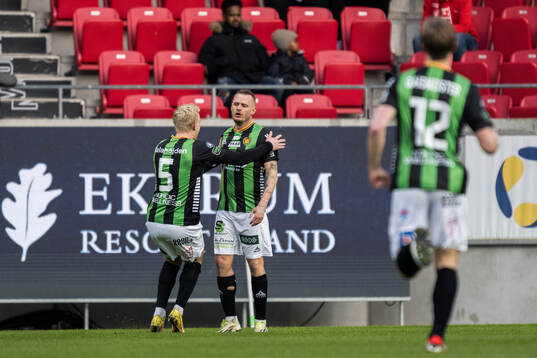 GAIS Jonas Lindberg jublar med lagkamrater
