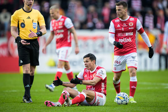 Kalmars Romario Pereira Sipiao och Simon Skrabb deppar