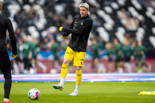 Albert Grønbæk of Bodø/Glimt warms up