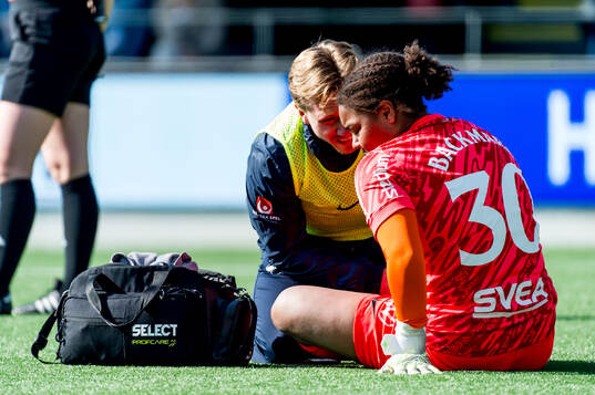 AIKs målvakt Serina Backmark deppar