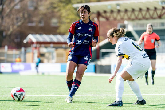 FC Rosengårds Momoko Tanikawa och AIKs Felicia Saving