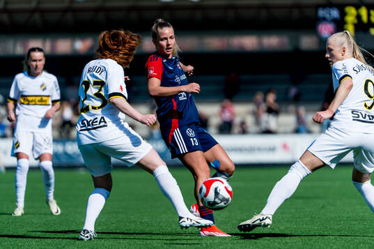 FC Rosengårds Olivia Holdt och AIKs Ella Reidy och Moa