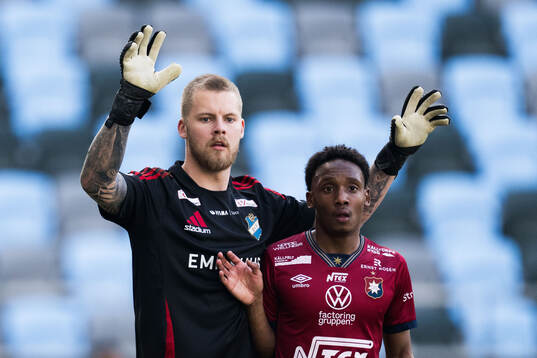 Östers målvakt Robin Wallinder och Örgrytes Aydarus