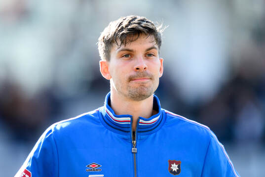 Örgrytes Daniel Paulson vid lineup innan fotbollsmatchen i
