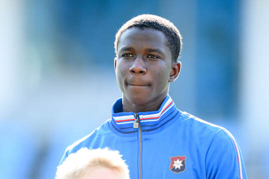 Örgrytes Abdoulaye Faye vid lineup innan fotbollsmatchen i