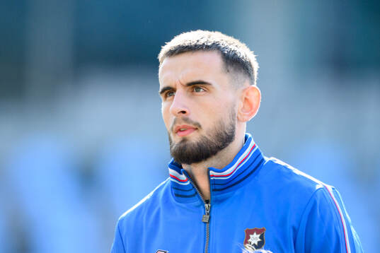 Örgrytes Erion Sadiku vid lineup innan fotbollsmatchen i